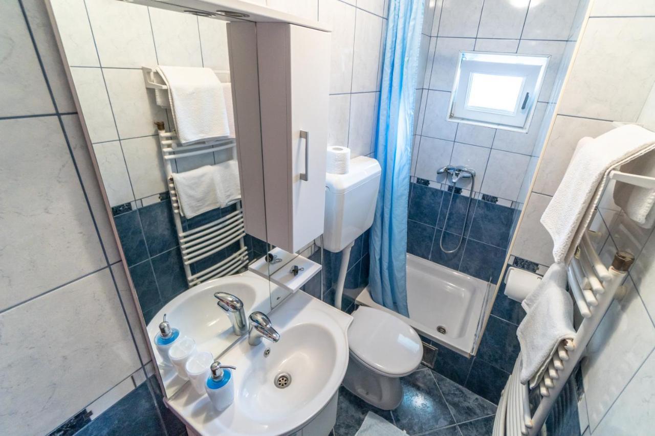 Apartments And Rooms By The Sea Palit, Rab - 5010 Екстериор снимка